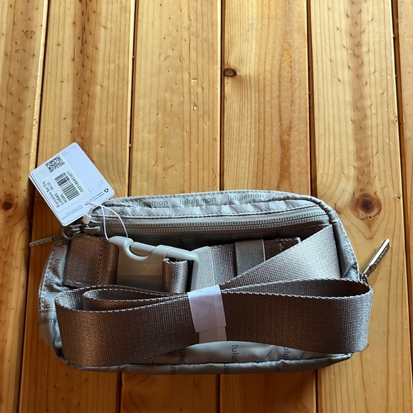 Lululemon Everywhere Belt Bag - Picture 3 of 6